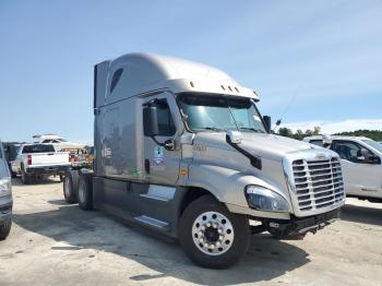  Salvage Freightliner Cascadia 1