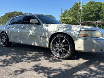  Salvage Lincoln Towncar