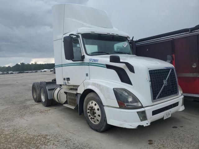  Salvage Volvo Vn