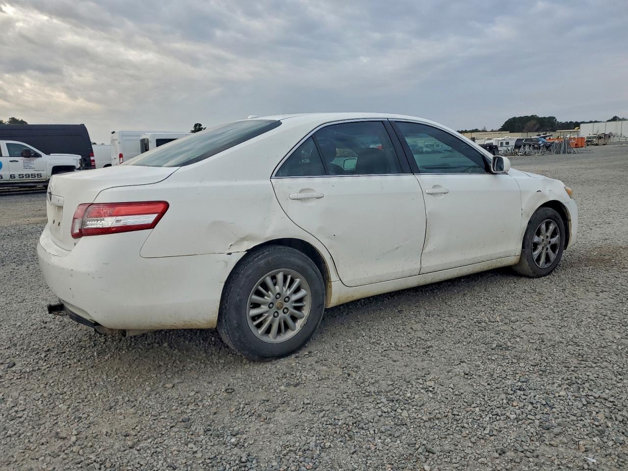 Toyota Camry Base Image 7