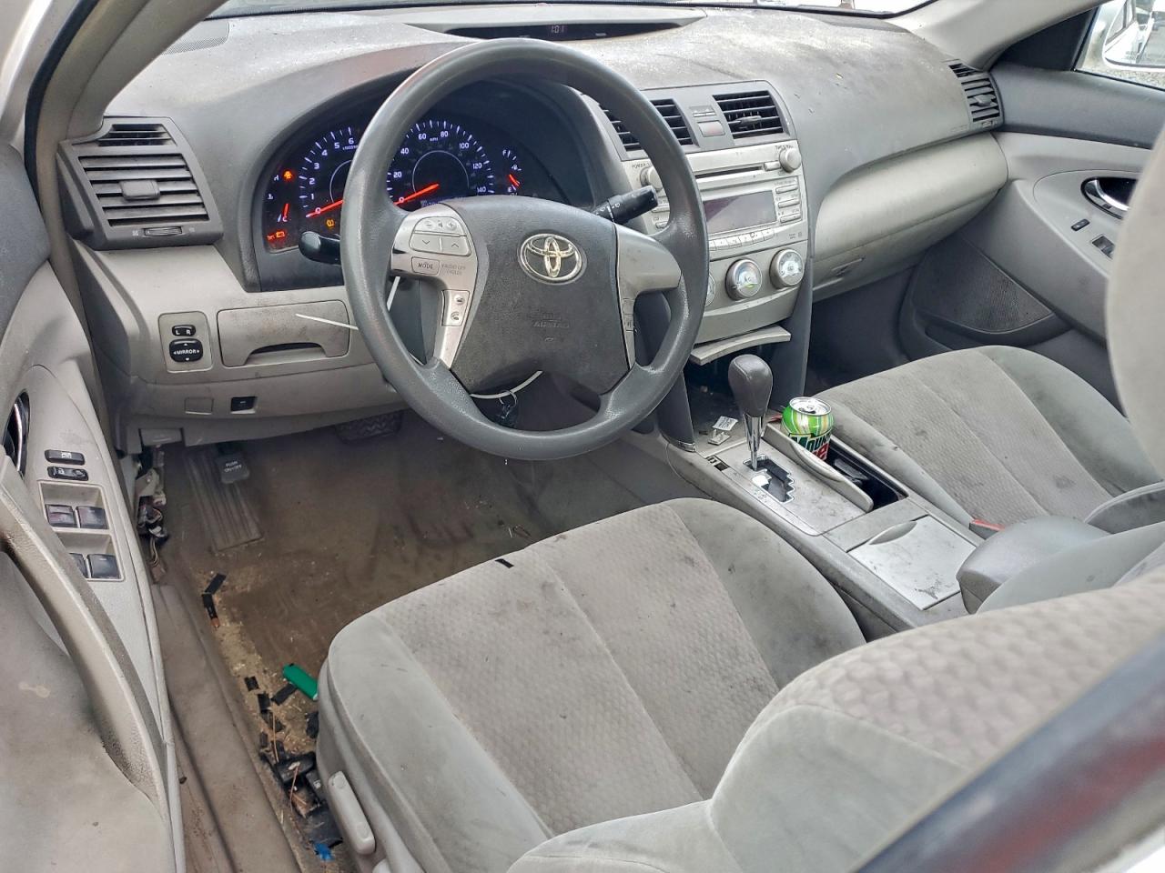 Toyota Camry Base Image 3