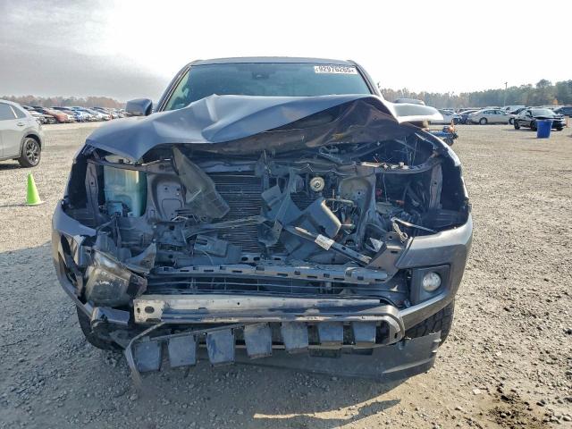 Toyota Tacoma Double Cab Image 3