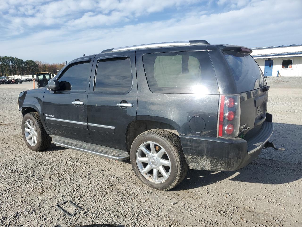 GMC Yukon Denali Image 9