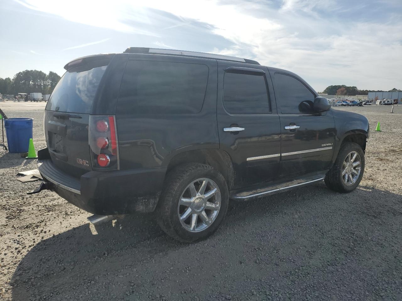 GMC Yukon Denali Image 2