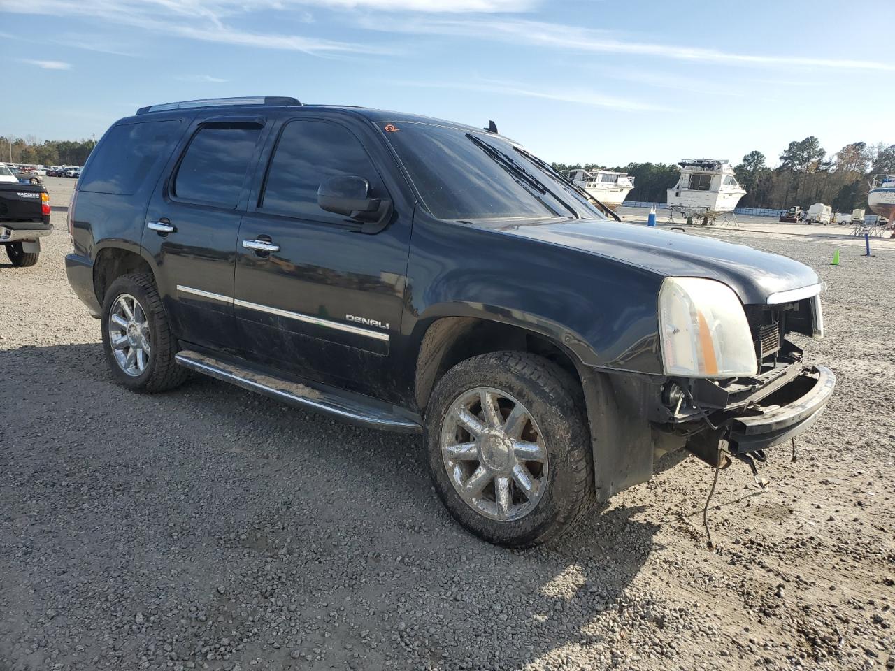 GMC Yukon Denali Image 3