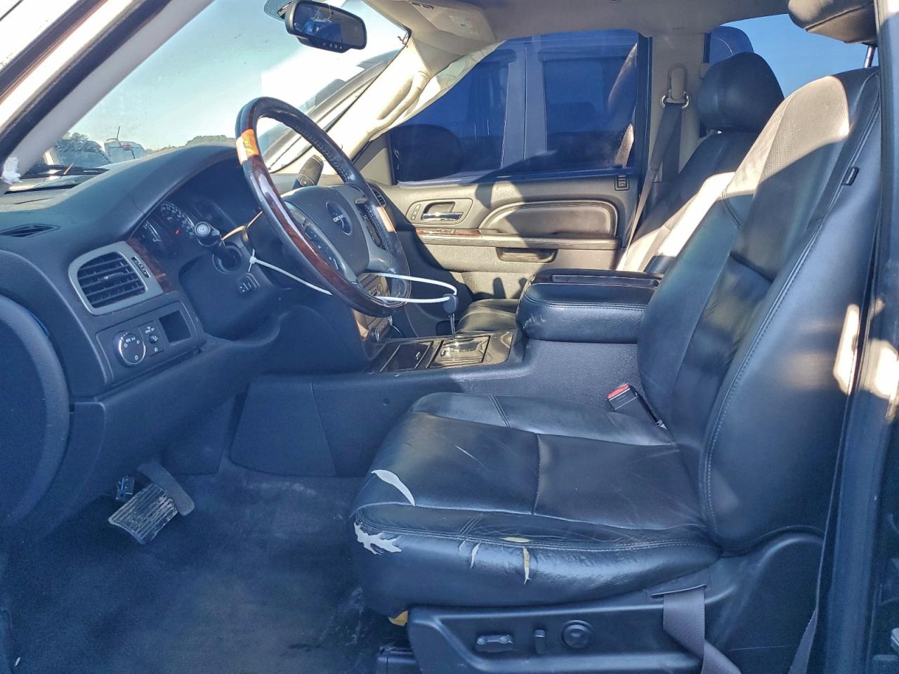 GMC Yukon Denali Image 4