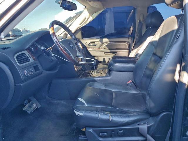 GMC Yukon Denali Image 4