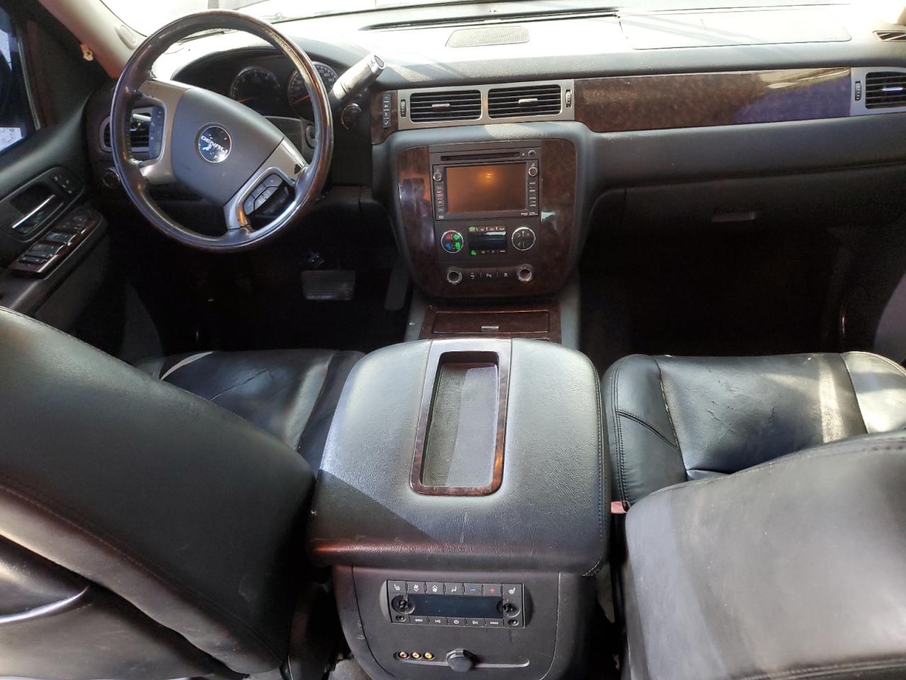 GMC Yukon Denali Image 6