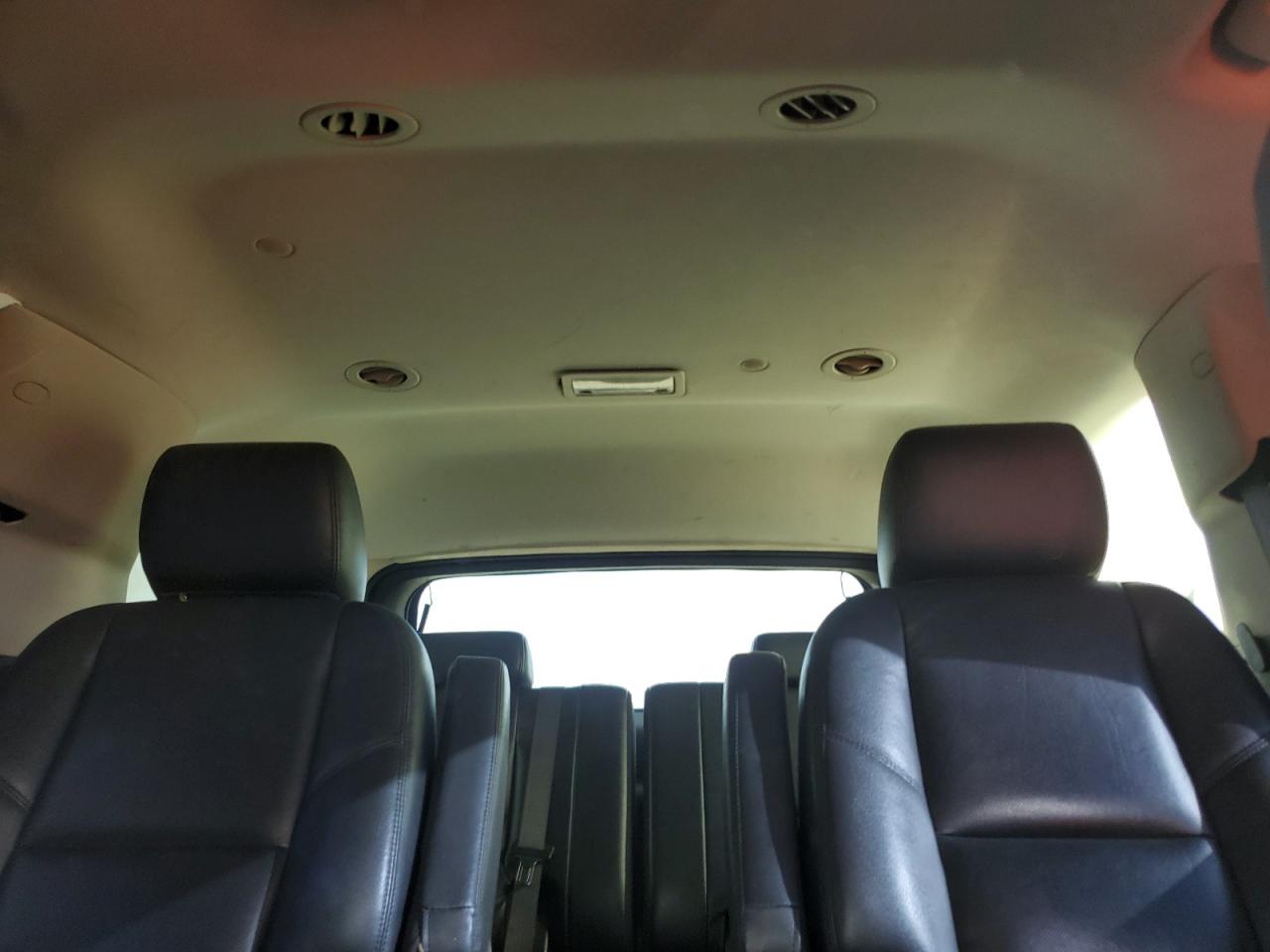 GMC Yukon Denali Image 12