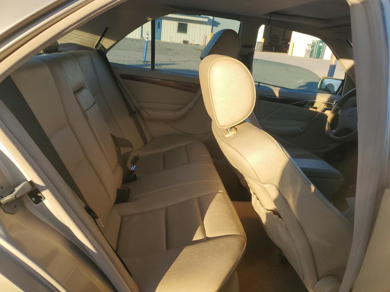 Mercedes-Benz C-Class 280 Image 12