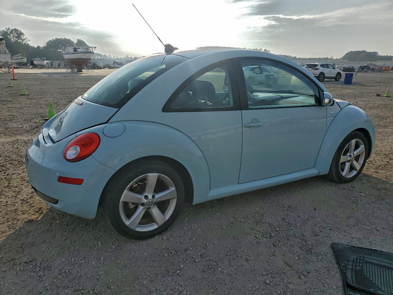 Volkswagen Beetle Image 2
