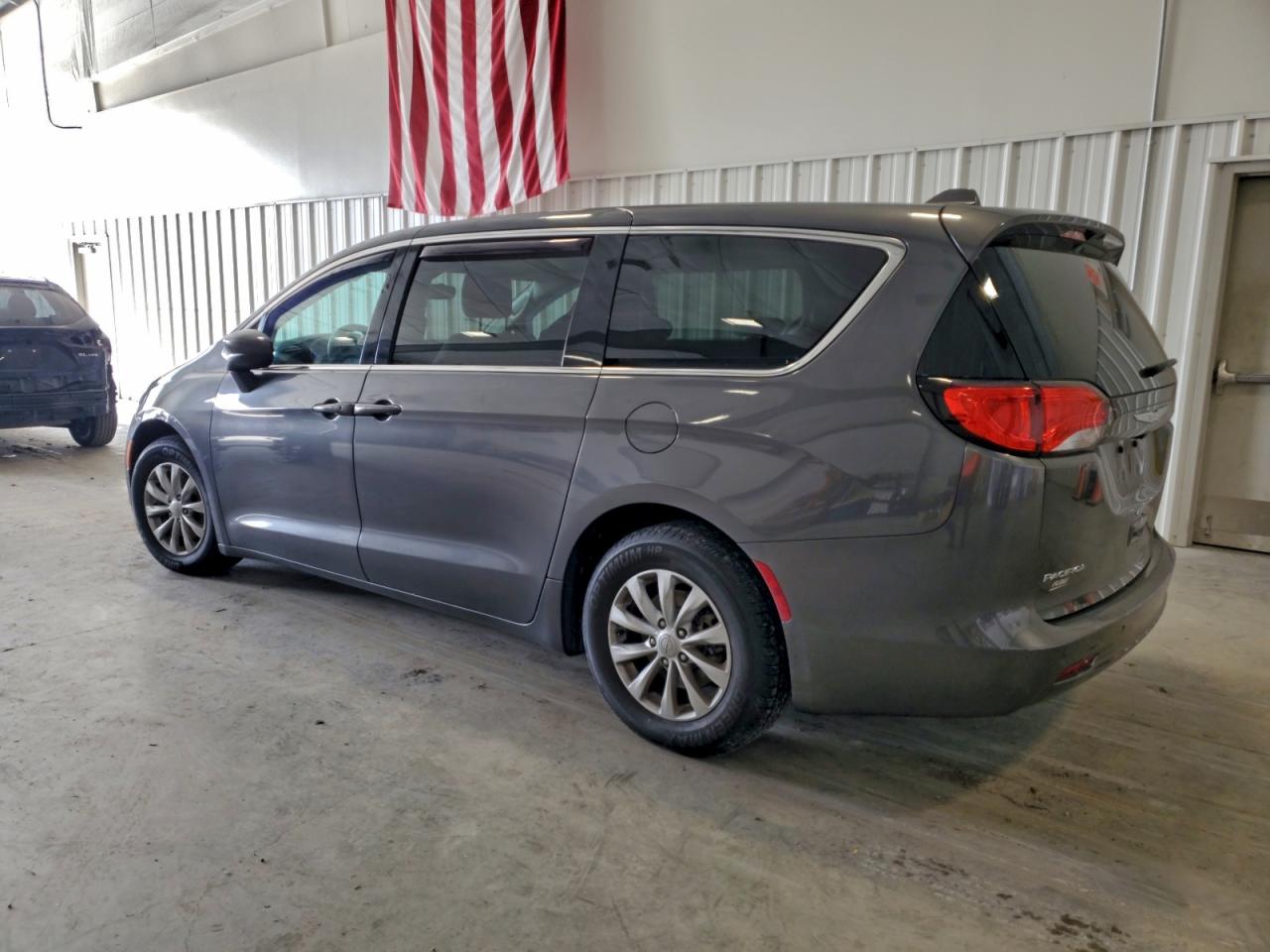 Chrysler Pacifica Touring Image 3