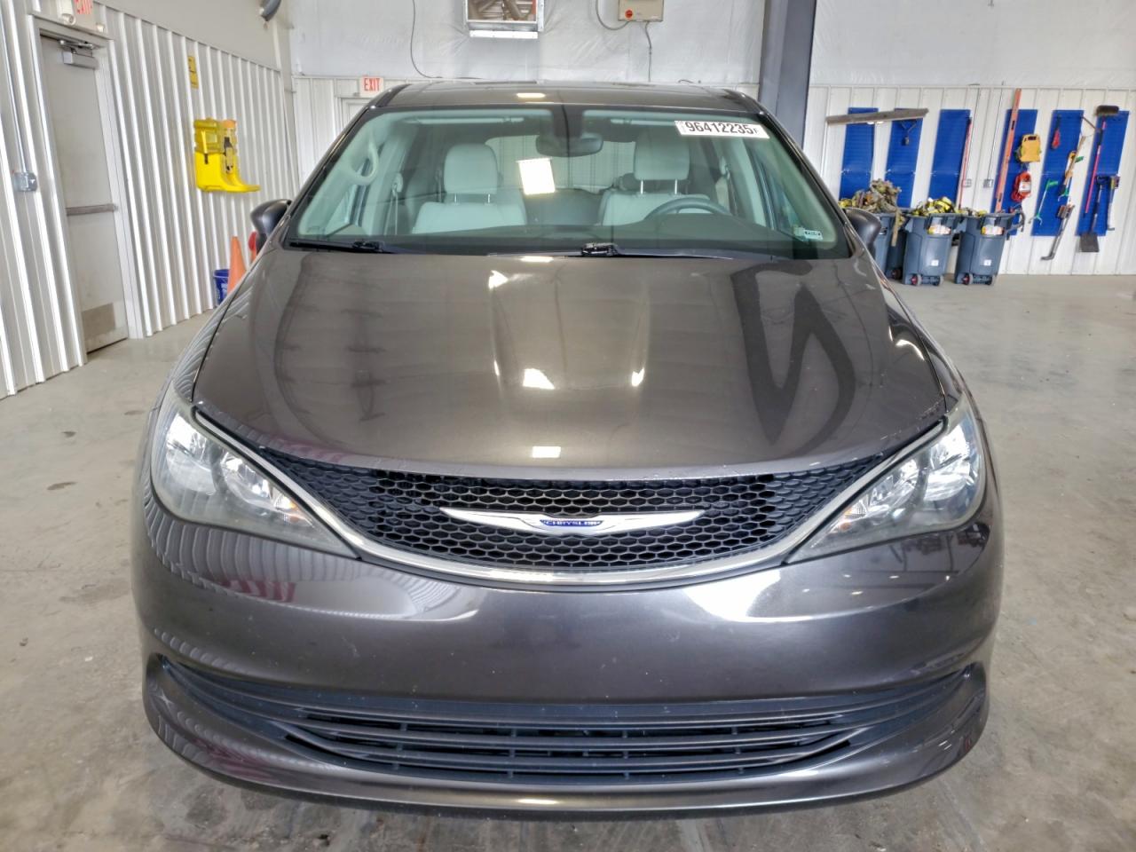 Chrysler Pacifica Touring Image 4