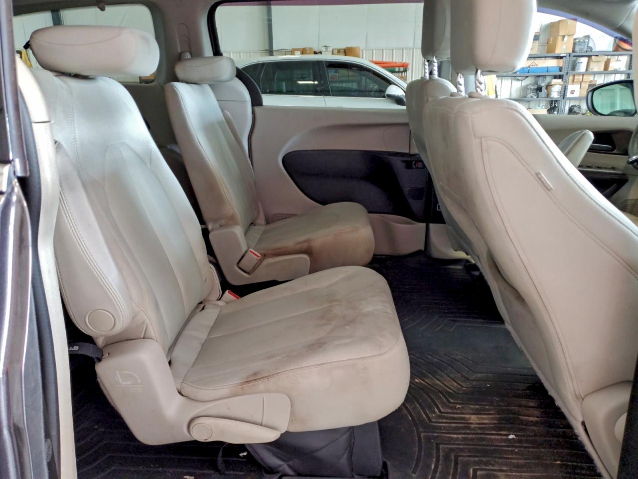 Chrysler Pacifica Touring Image 7