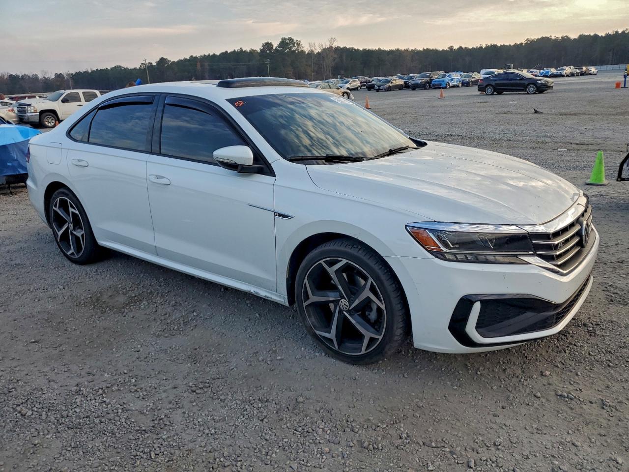 Volkswagen Passat R-line Image 3