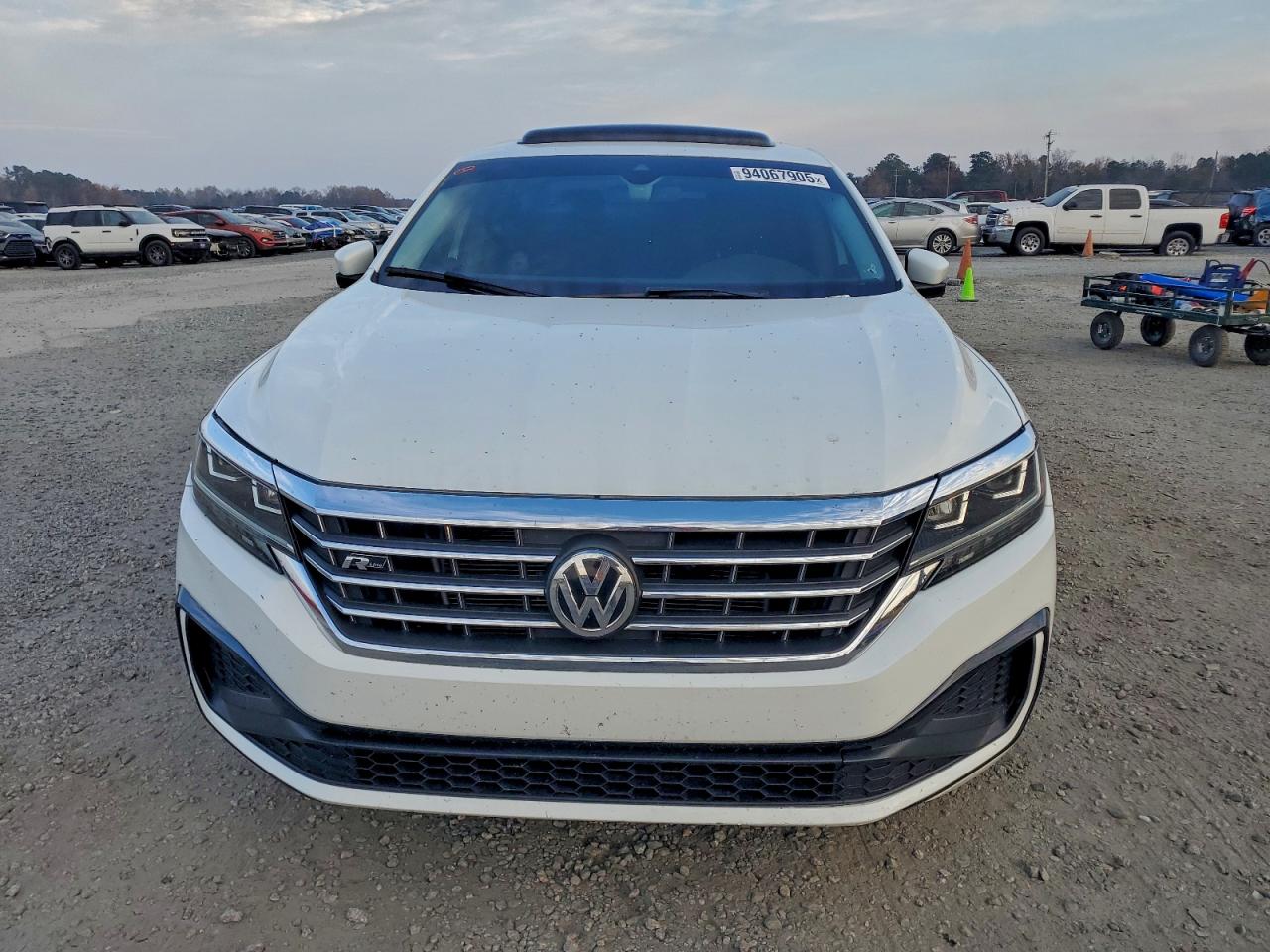 Volkswagen Passat R-line Image 11