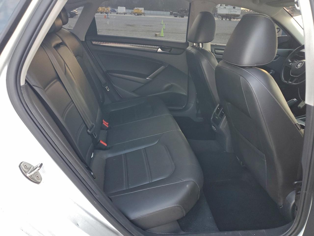 Volkswagen Passat R-line Image 12