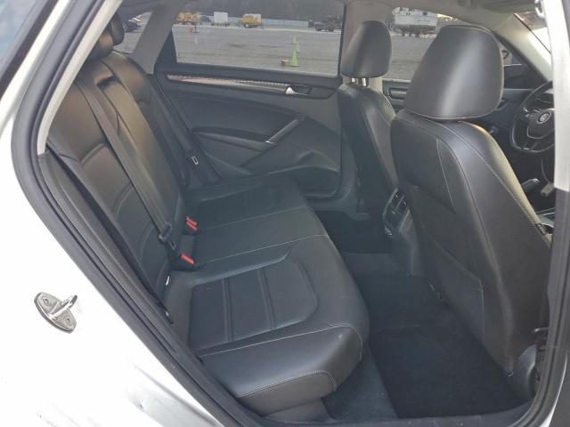 Volkswagen Passat R-line Image 12