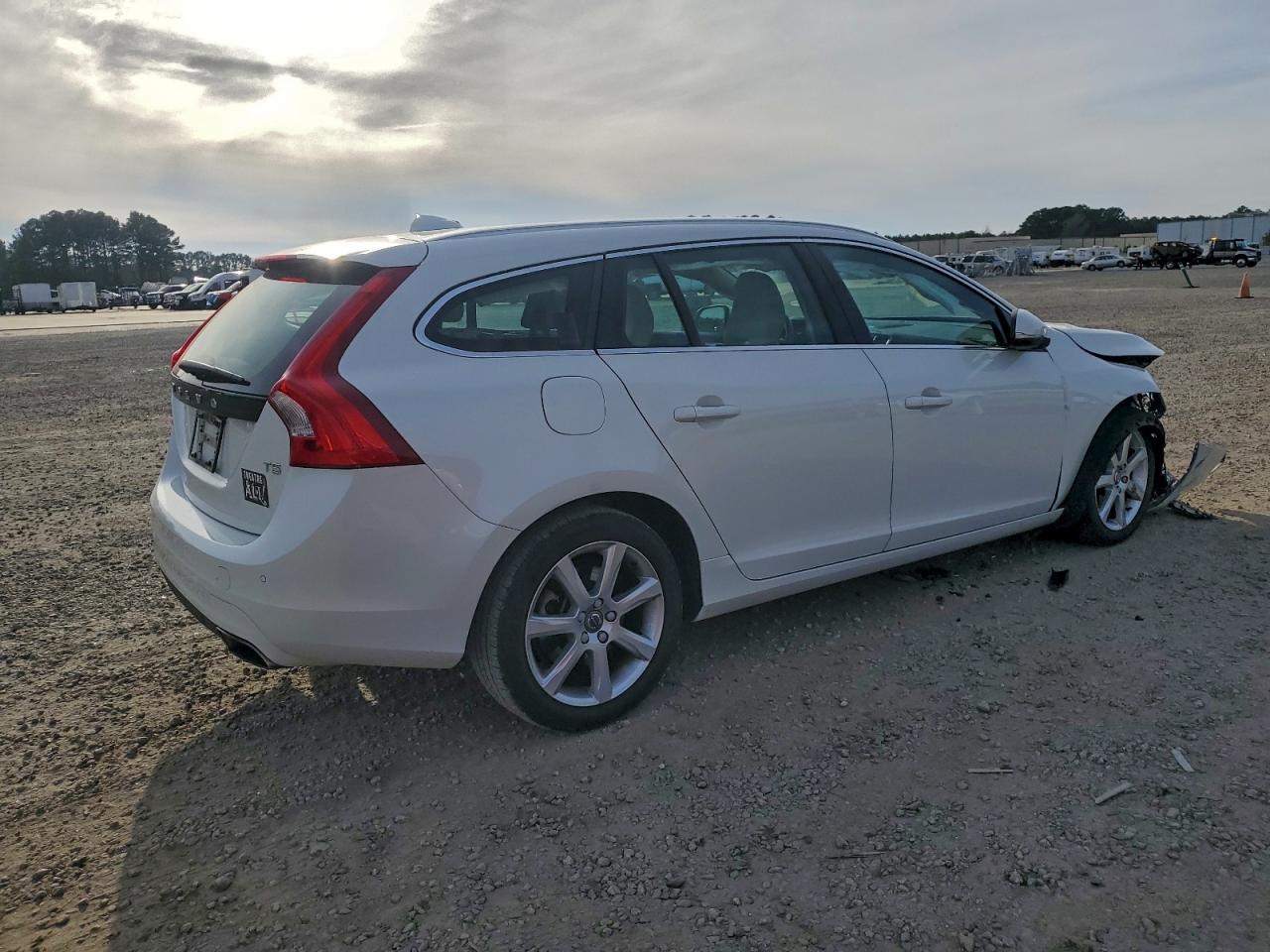 Volvo V60 T5 Platinum Image 2