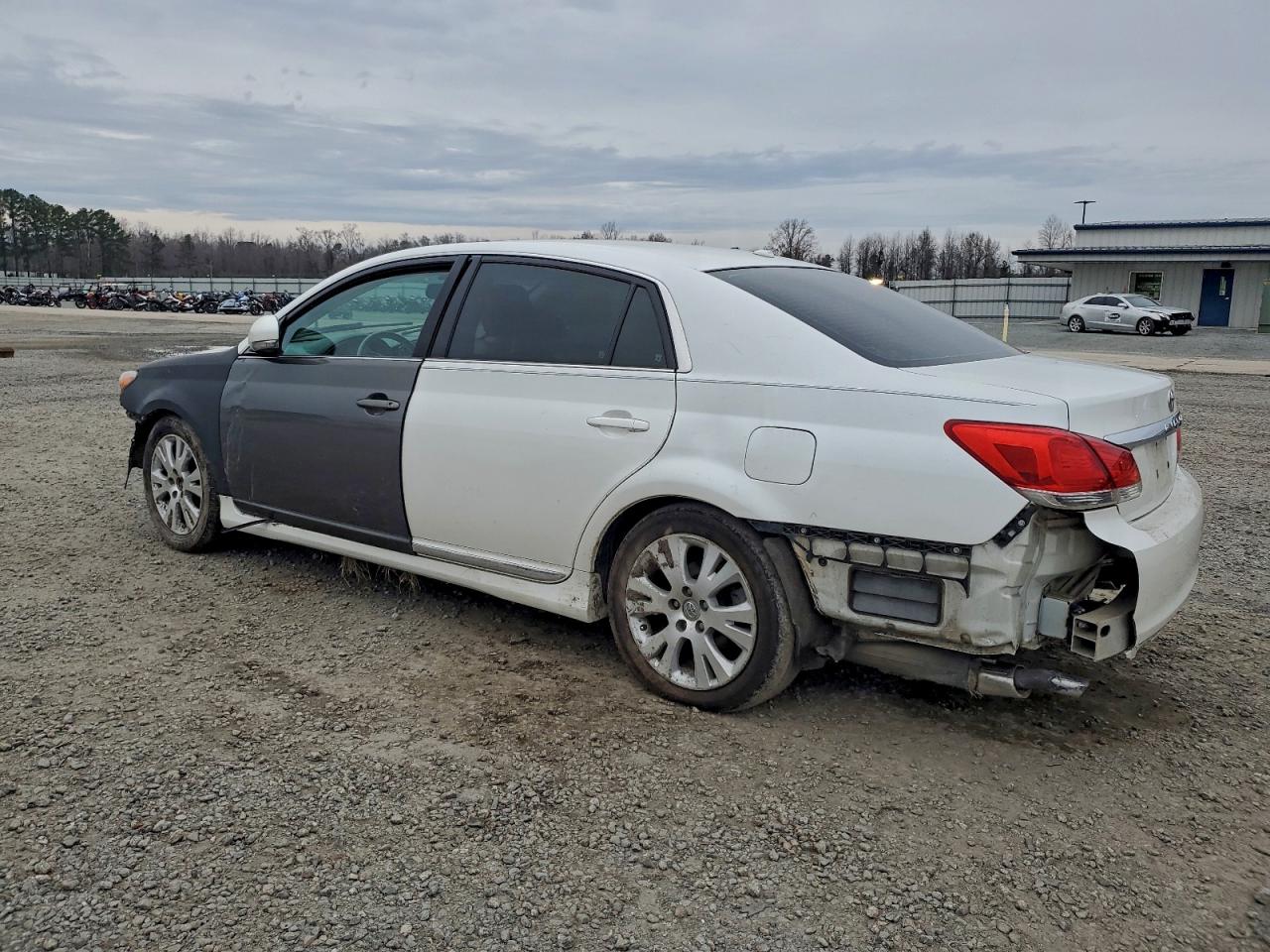 Toyota Avalon Base Image 2