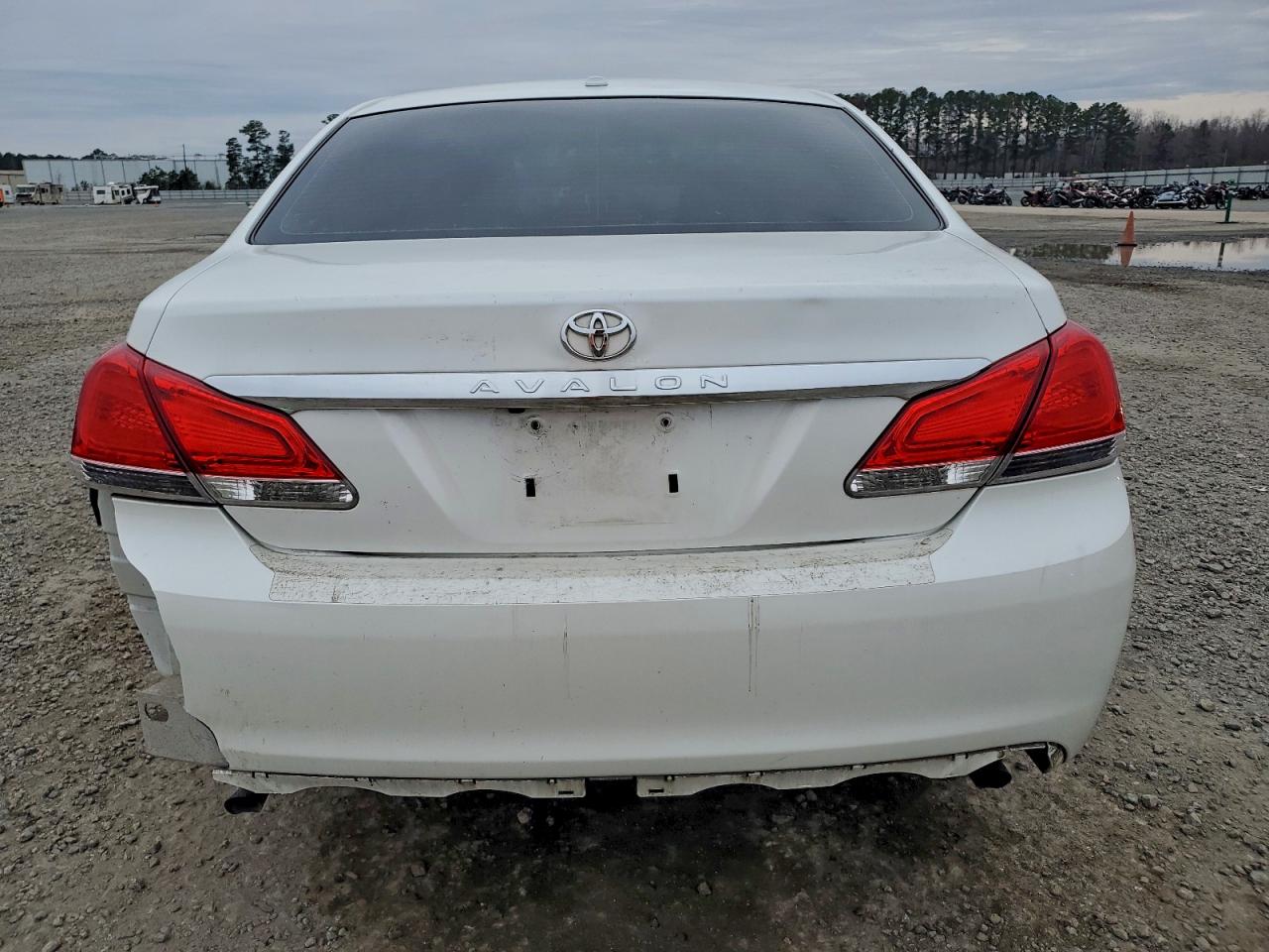 Toyota Avalon Base Image 6