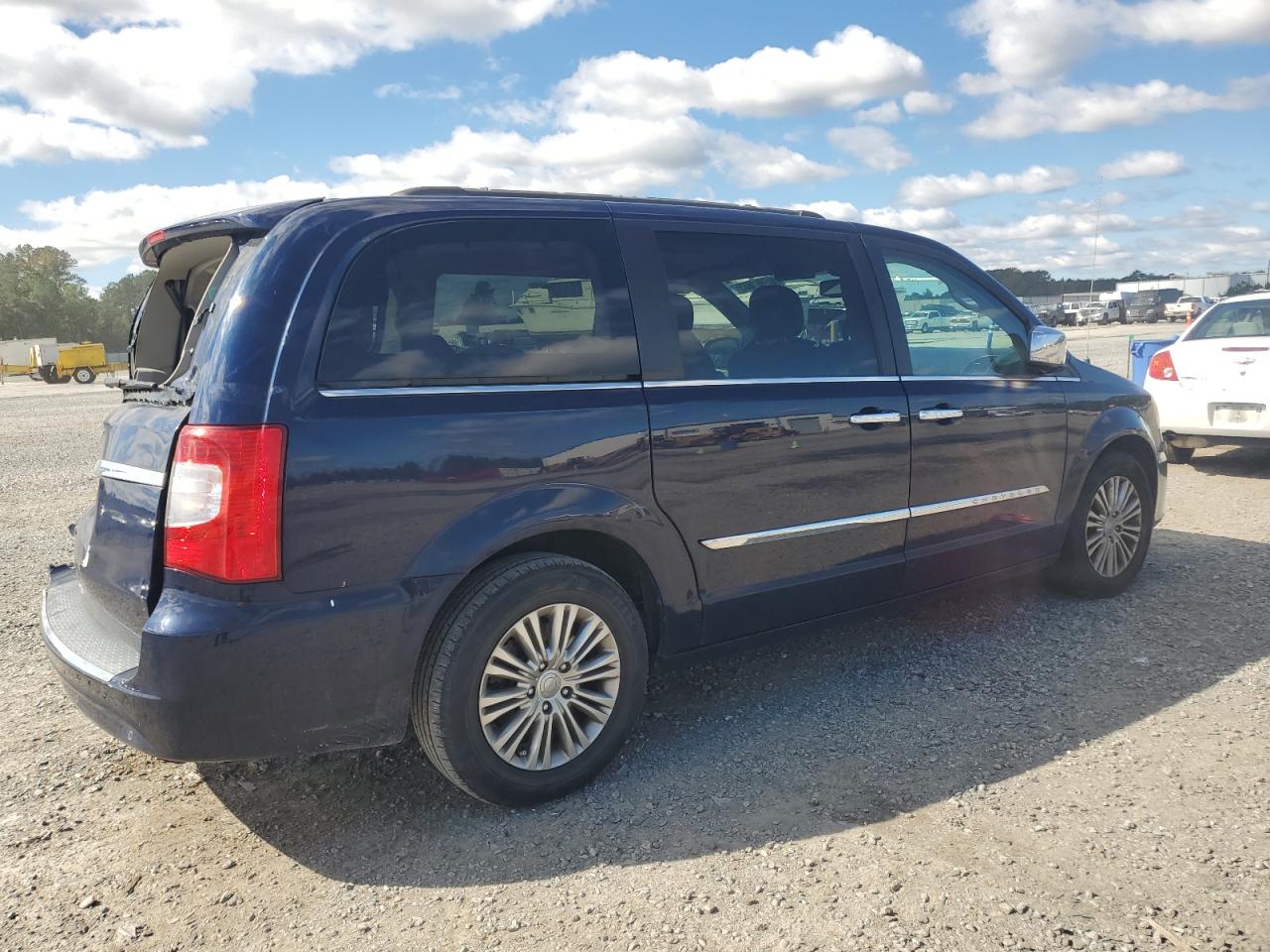 Chrysler Minivan Touring L Image 2