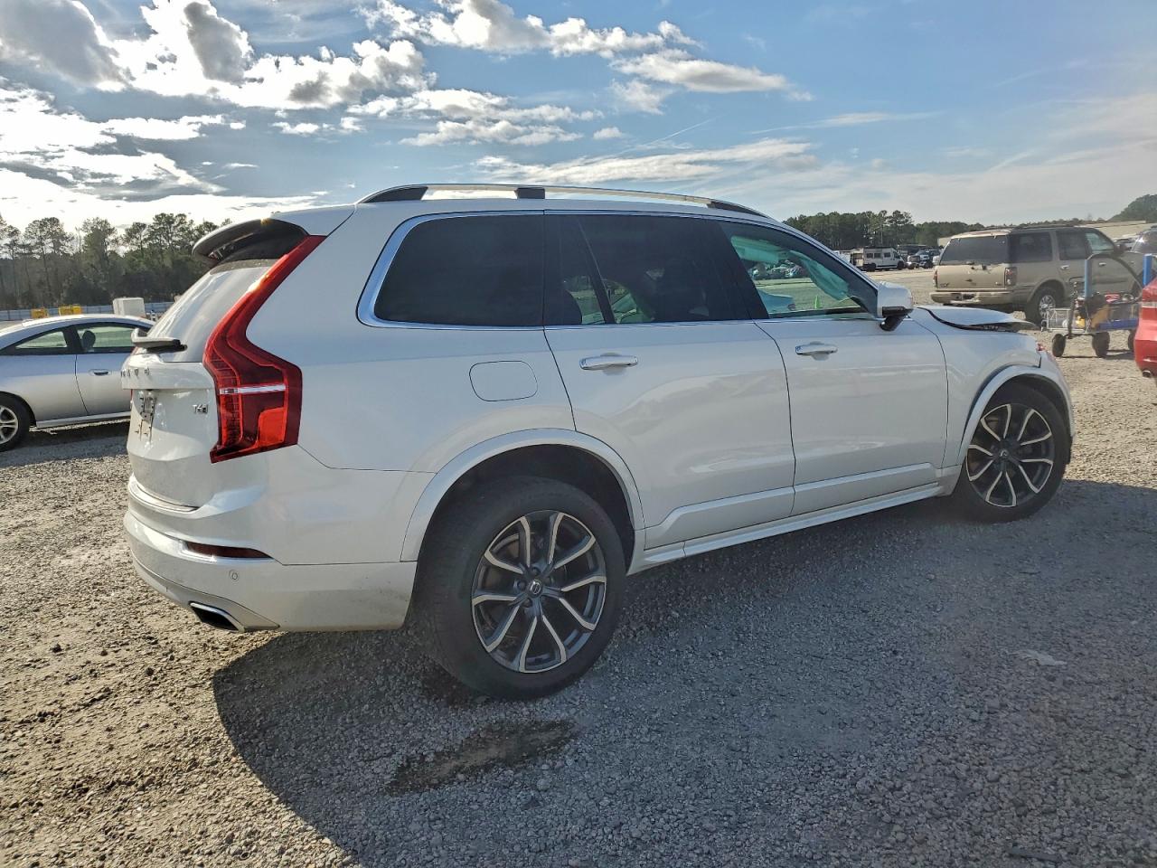 Volvo XC90 T6 Momentum Image 3