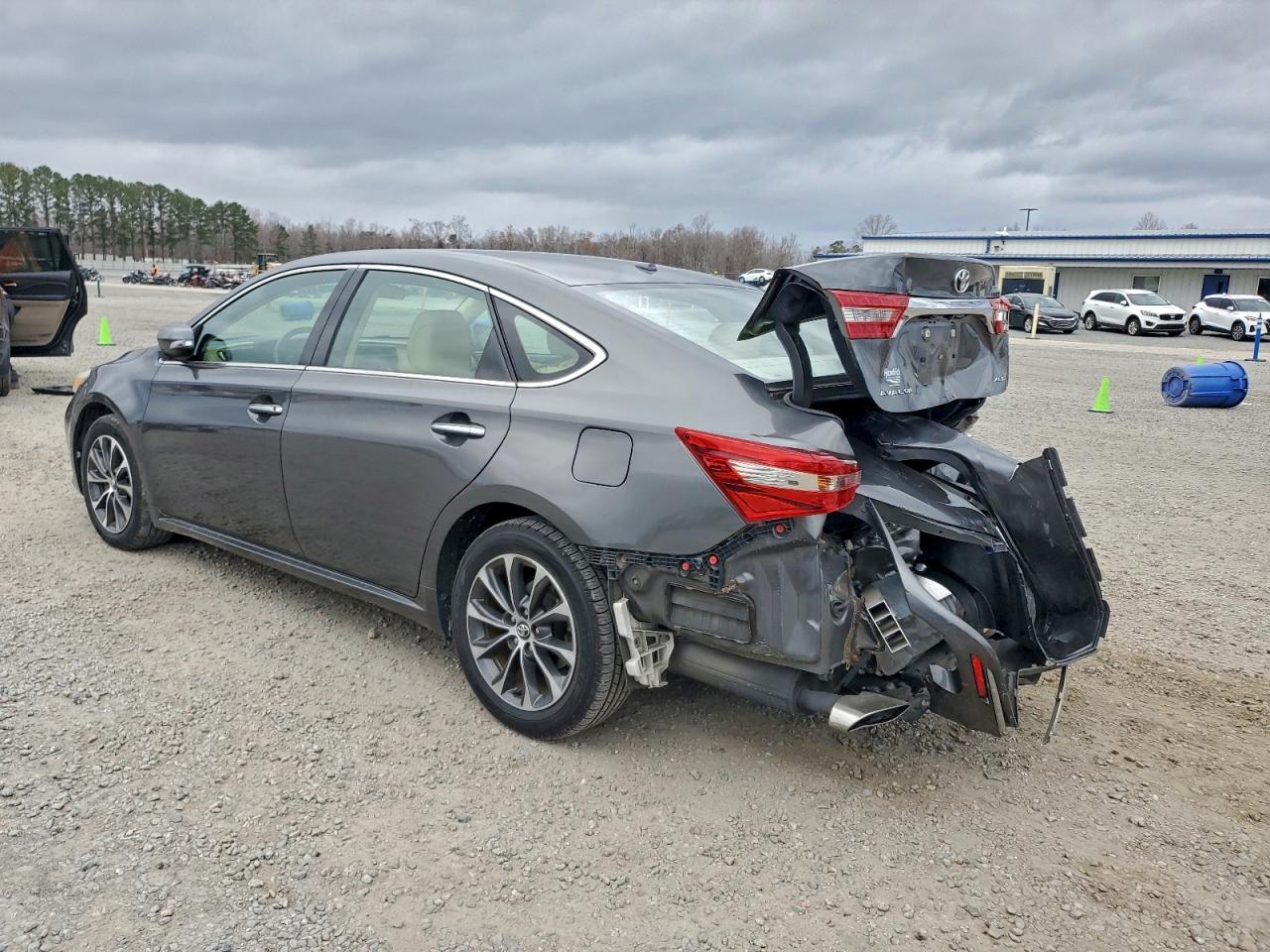 Toyota Avalon Xle Image 9