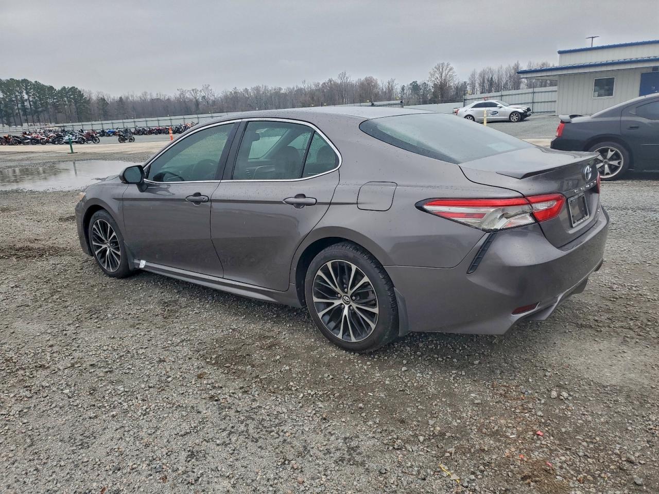 Toyota Camry L Image 2