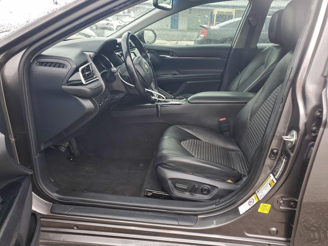 Toyota Camry L Image 10