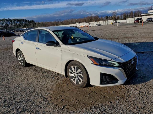 Nissan Altima S Image 4