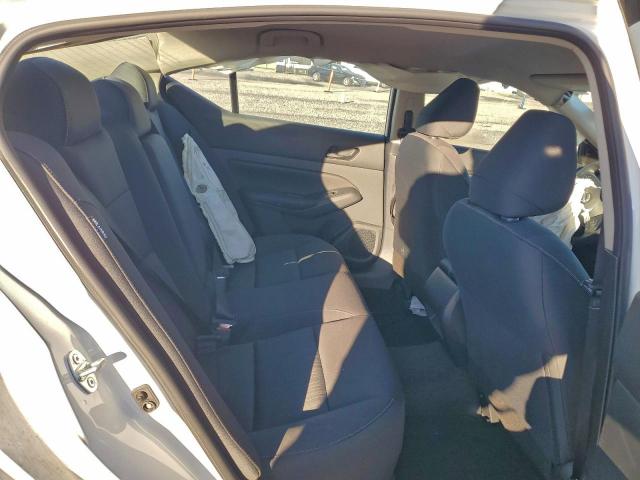 Nissan Altima S Image 8