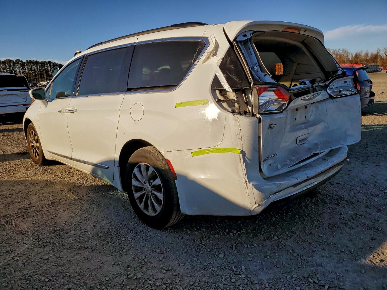 Chrysler Pacifica Touring L Image 3