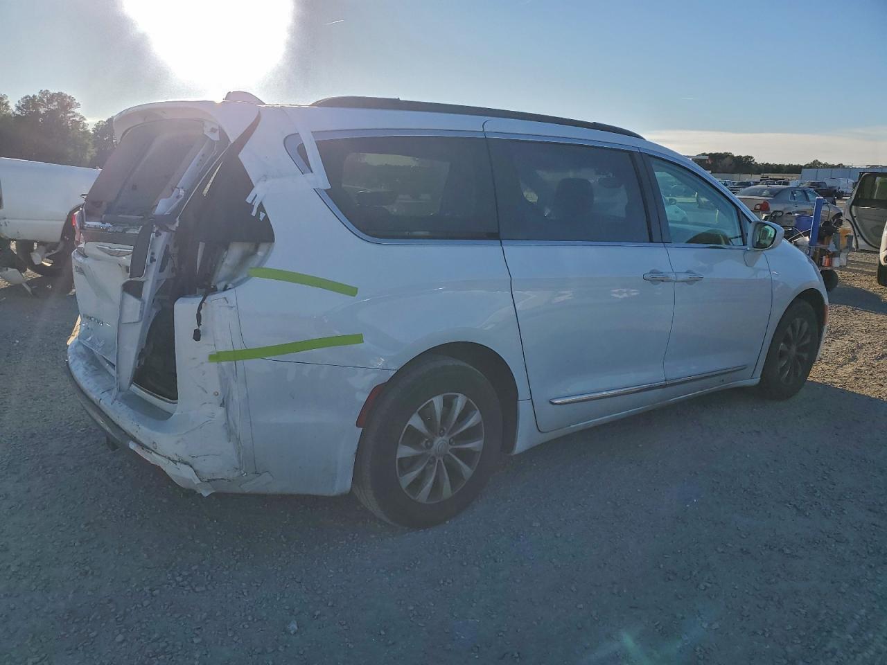 Chrysler Pacifica Touring L Image 2