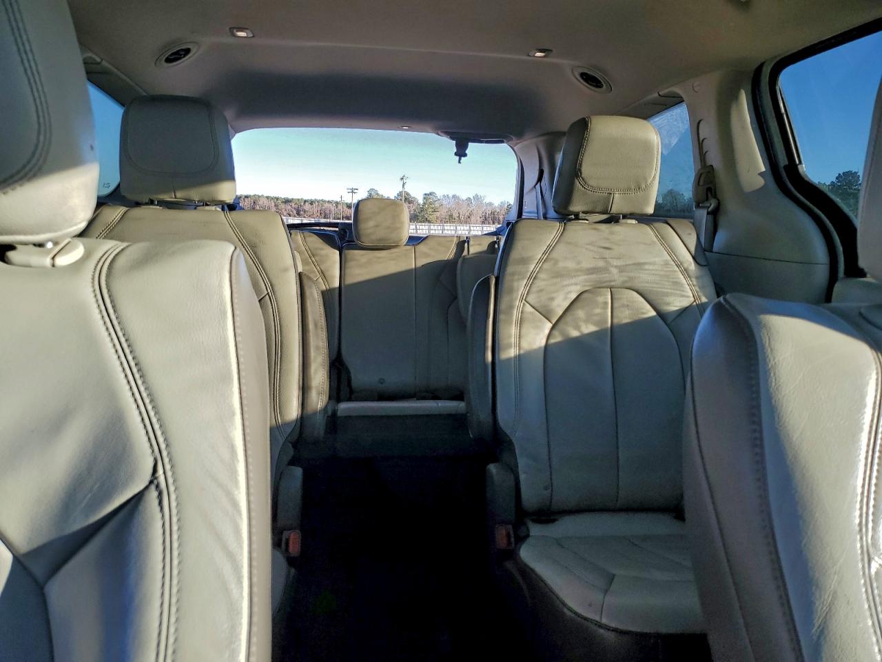 Chrysler Pacifica Touring L Image 4