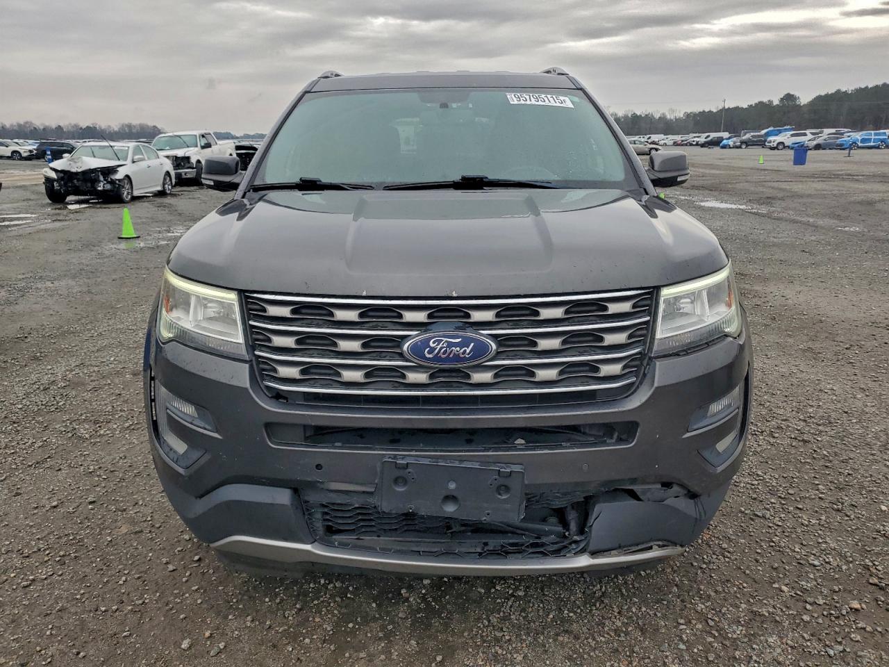 Ford Explorer Xlt Image 3
