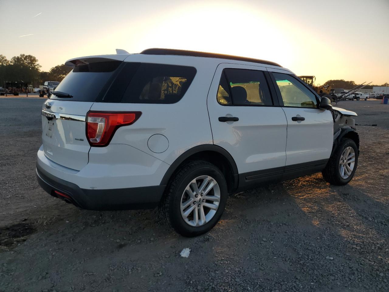 Ford Explorer Image 12
