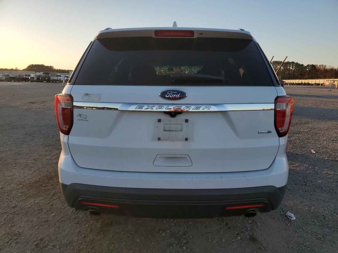 Ford Explorer Image 5