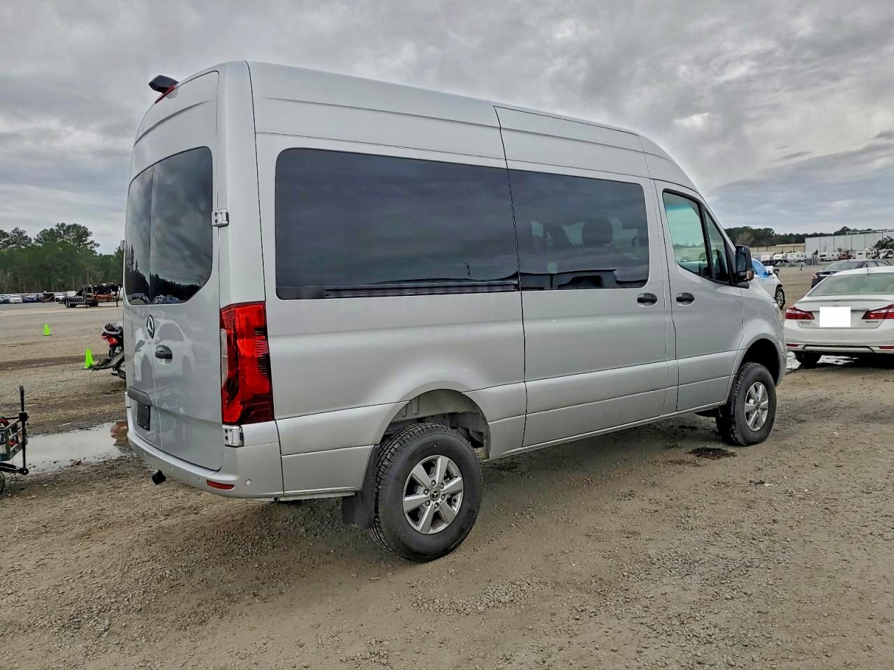 Mercedes-Benz Sprinter 2500 Image 13