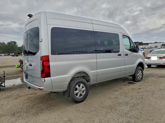 Mercedes-Benz Sprinter 2500 Image 13
