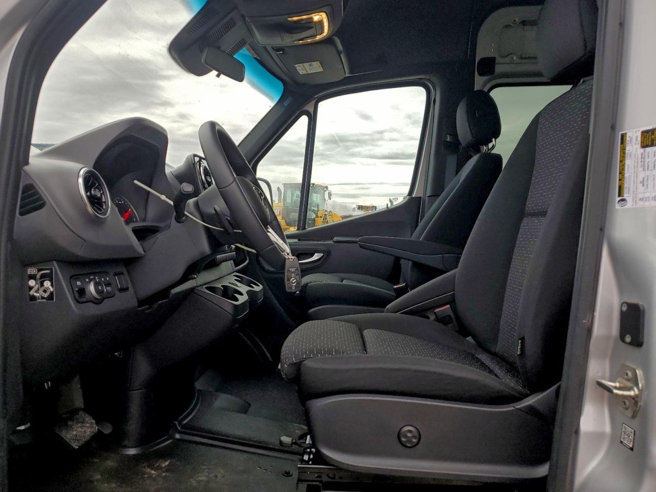 Mercedes-Benz Sprinter 2500 Image 12