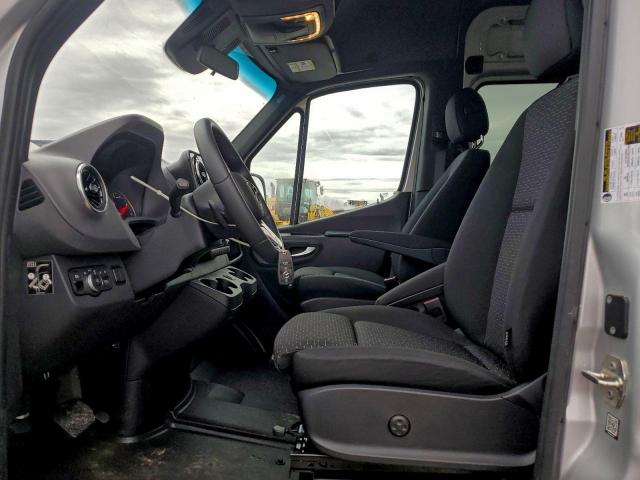 Mercedes-Benz Sprinter 2500 Image 12