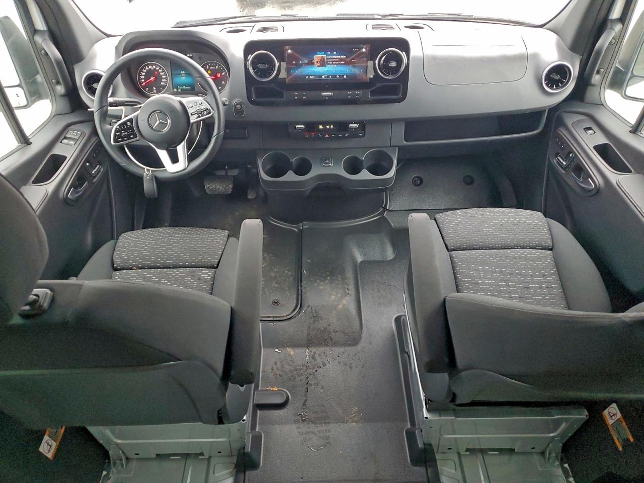 Mercedes-Benz Sprinter 2500 Image 9