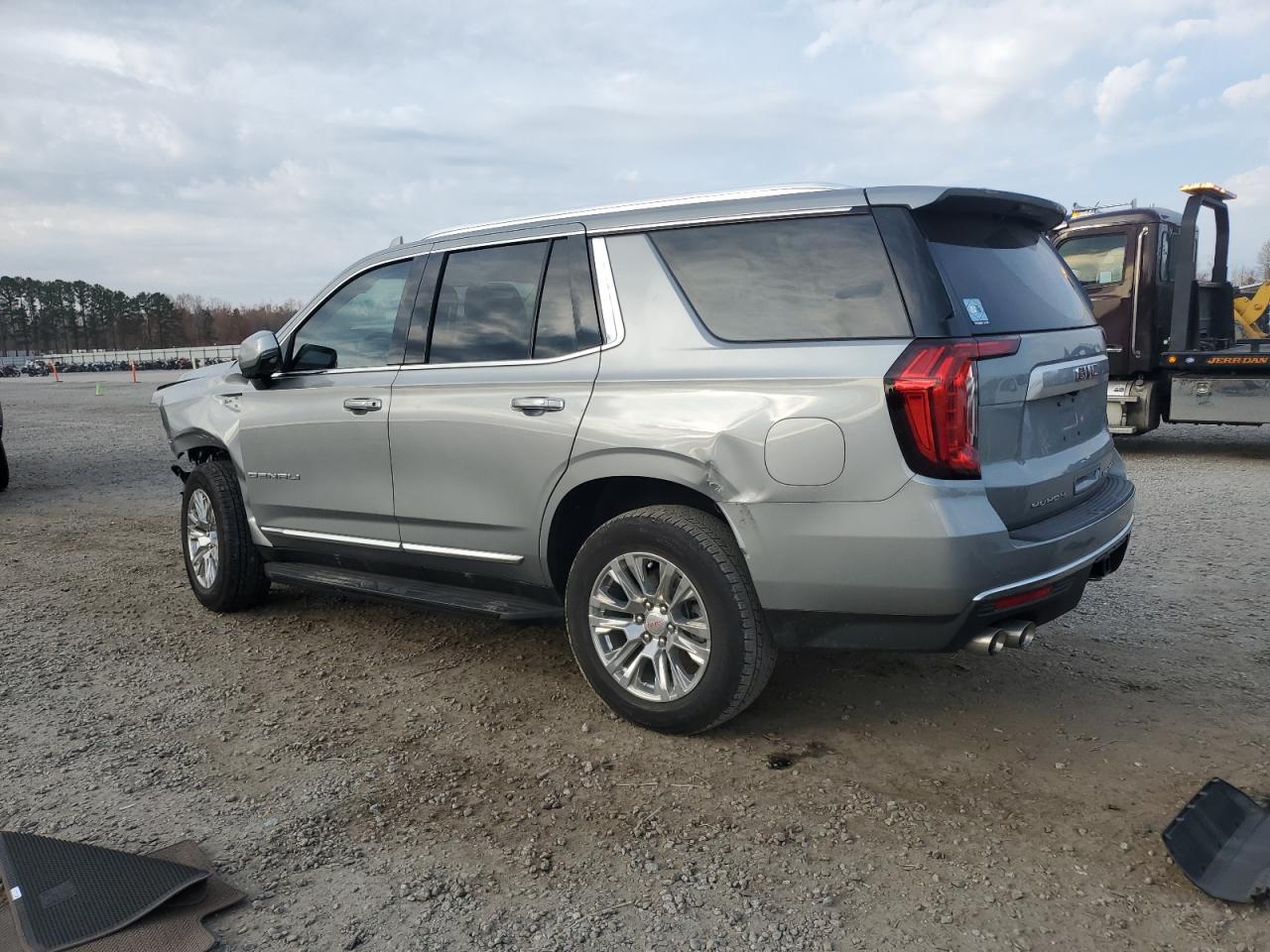 GMC Yukon Denali Image 4