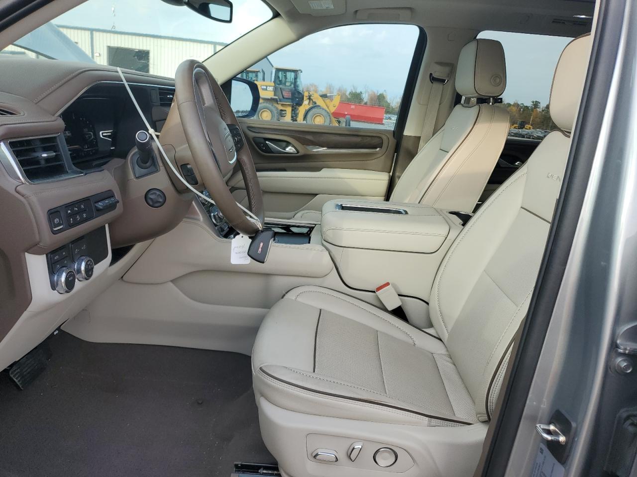 GMC Yukon Denali Image 5