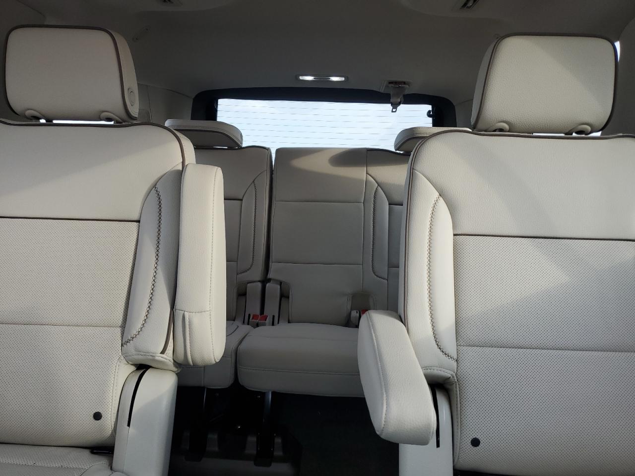 GMC Yukon Denali Image 11