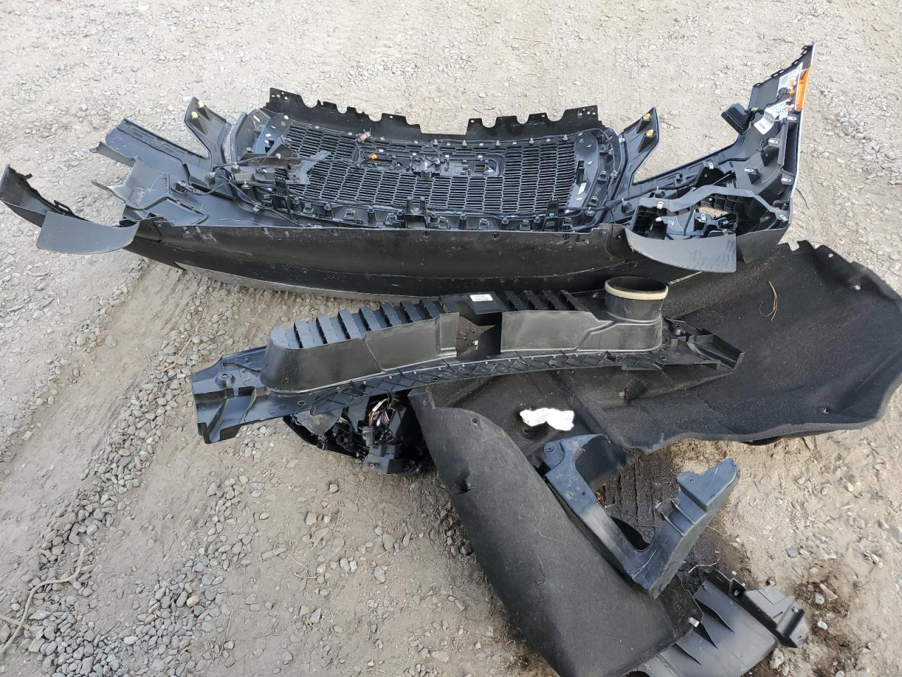 GMC Yukon Denali Image 13