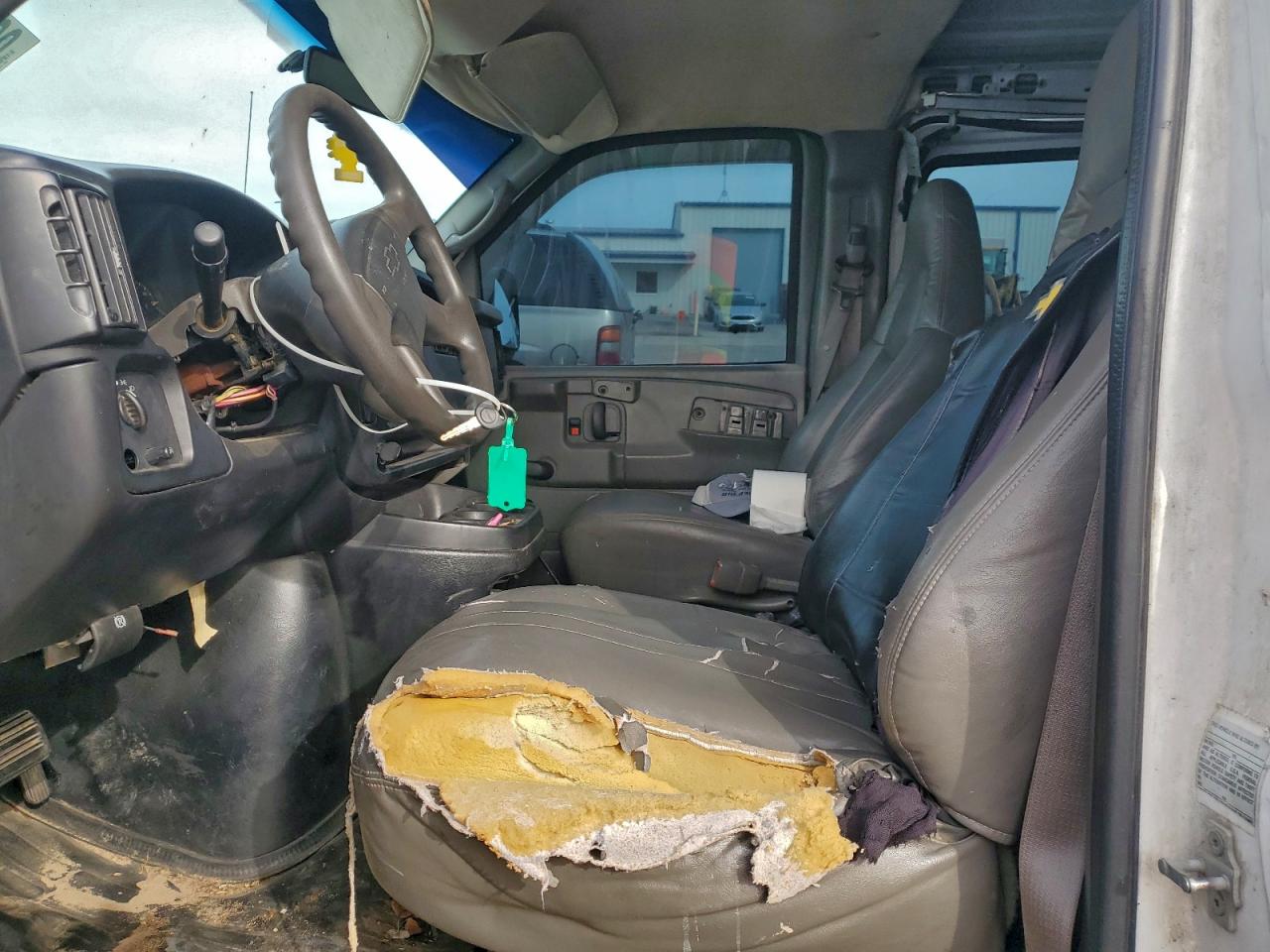 Chevrolet Express Image 9