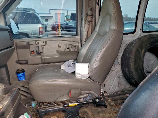 Chevrolet Express Image 8