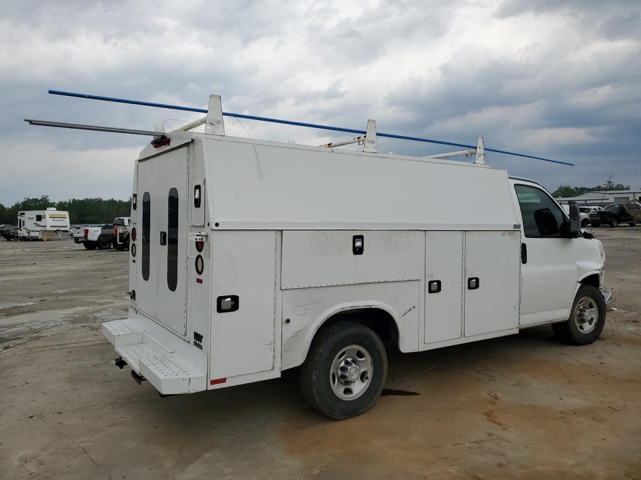 Chevrolet Express Image 2